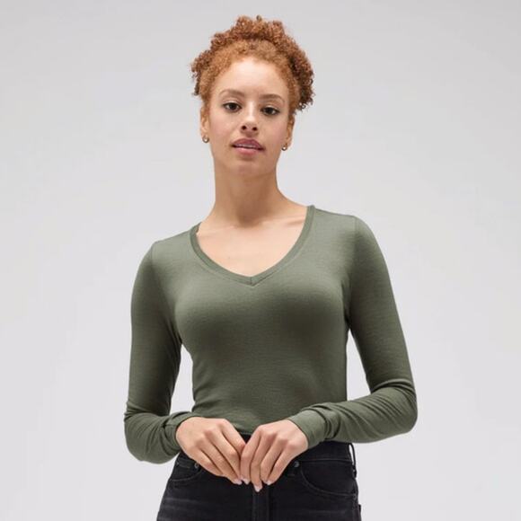 Unbound Merino Women's Slim Merino Long Sleeve V‑Neck in Dark Olive XS - Picture 1 of 4